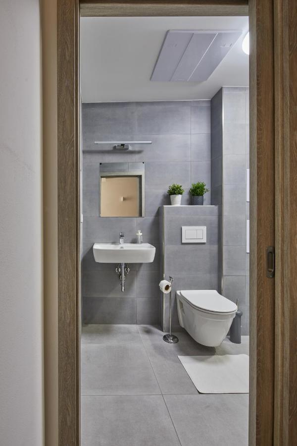 Minimalist Apartment On Wenceslas Square By Prague Days Екстер'єр фото